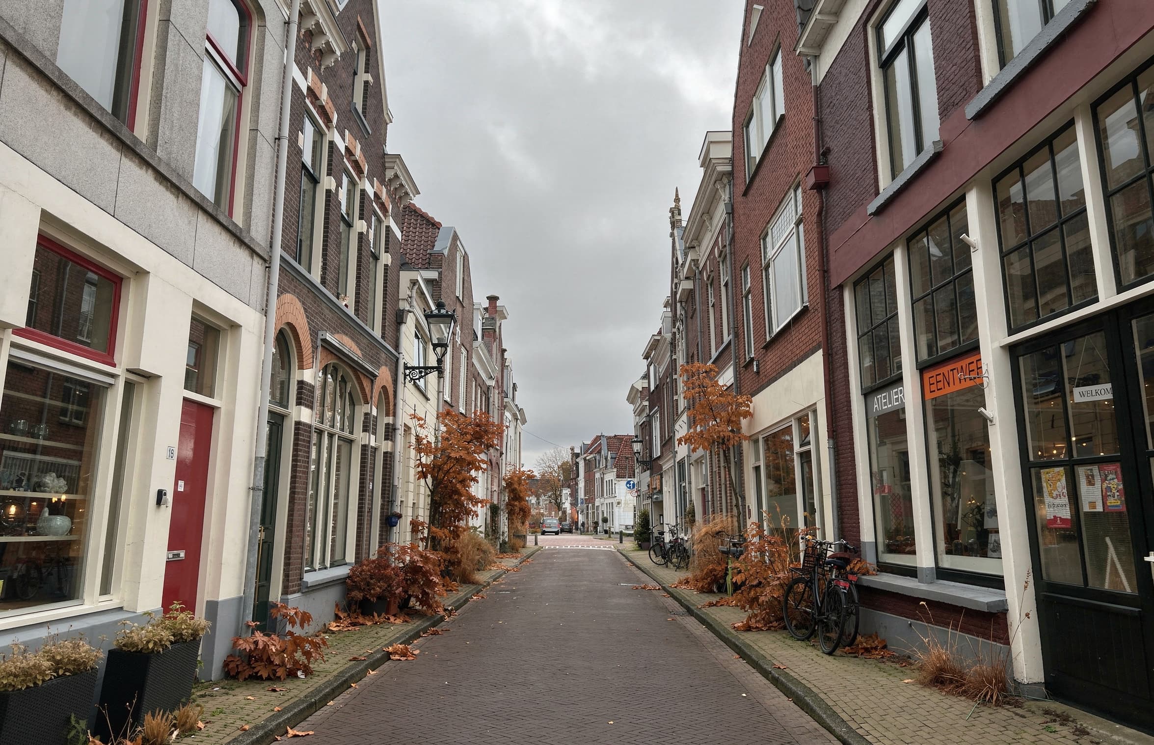 De Venestraat in de oude binnenstad van Kampen, een smal straatje met historische gevels
